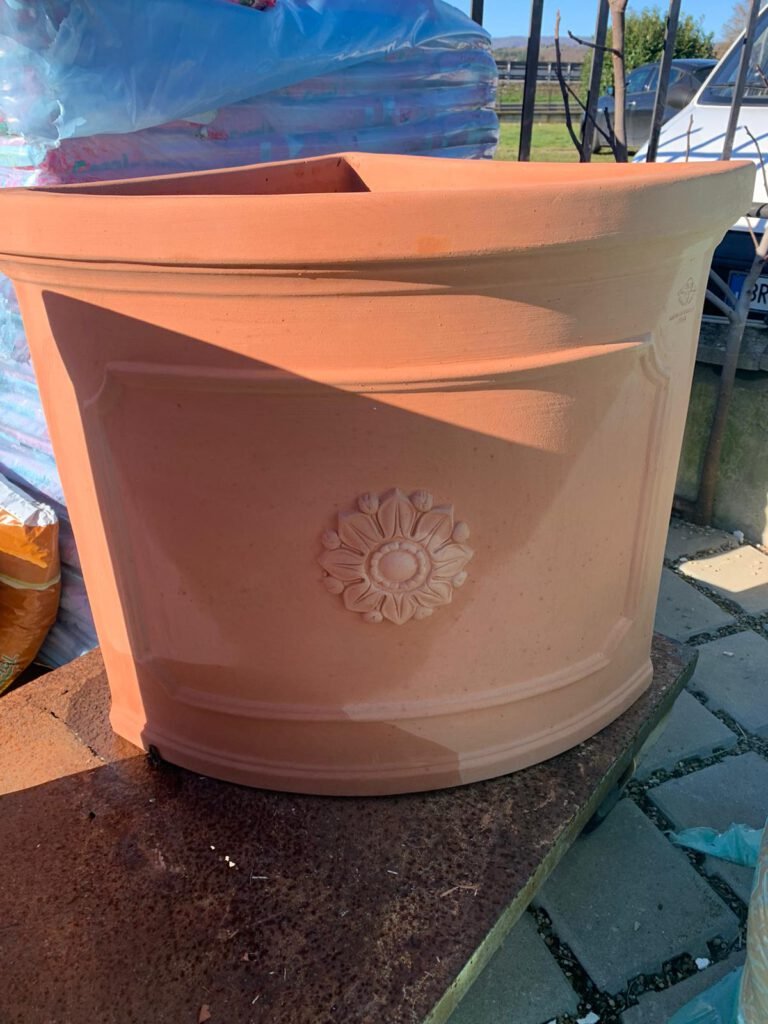 UNE MAISON EN TOSCANE ANGOLARE CON ROSONE en terre cuite de Toscane H57 P44 L64