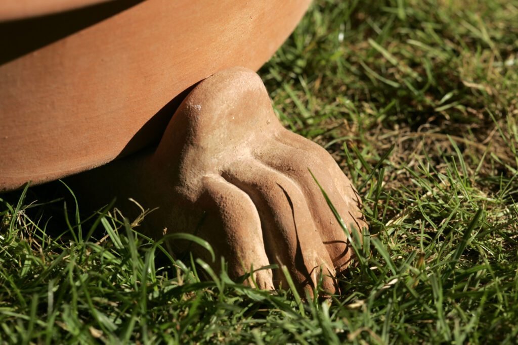 UNE MAISON EN TOSCANE Support de pot PATTE DE LION en terre cuite italienne