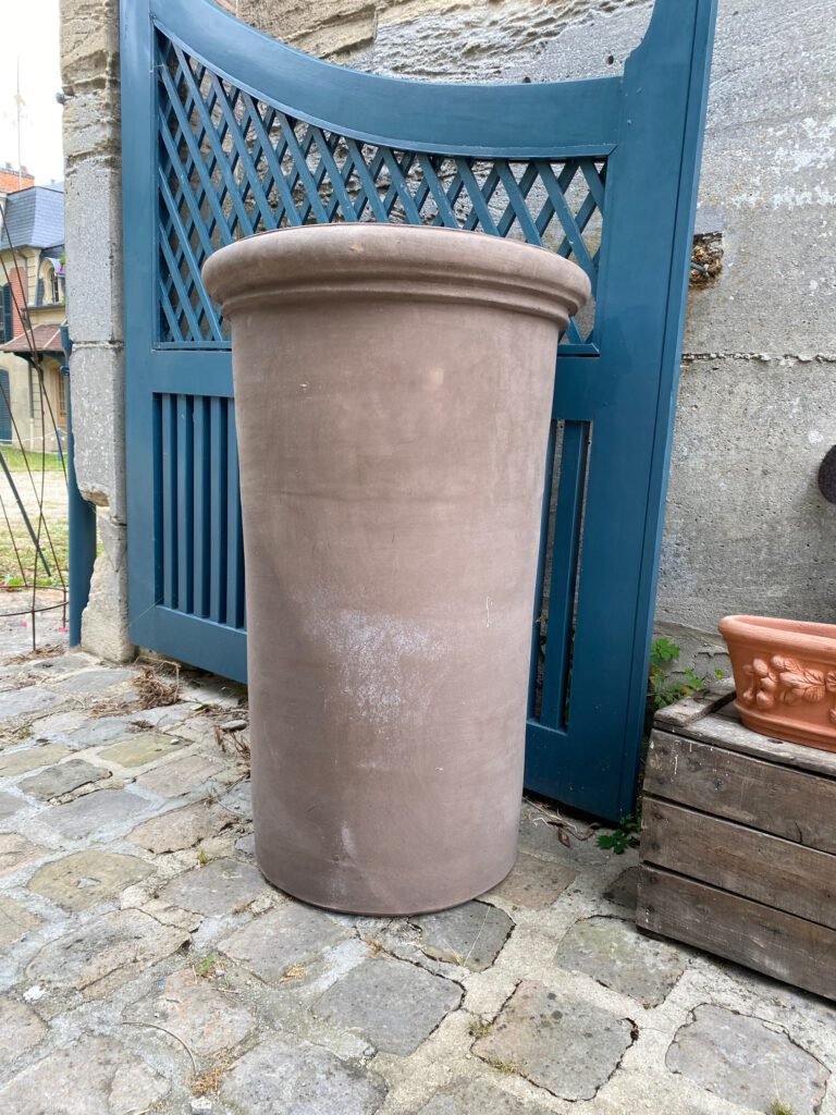 UNE MAISON EN TOSCANE VASO TUBO GRIGIO en terre cuite de Toscane