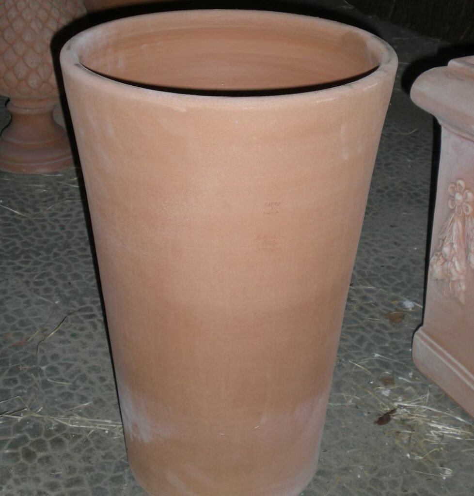 UNE MAISON EN TOSCANE VASO CONO en terre cuite de Toscane